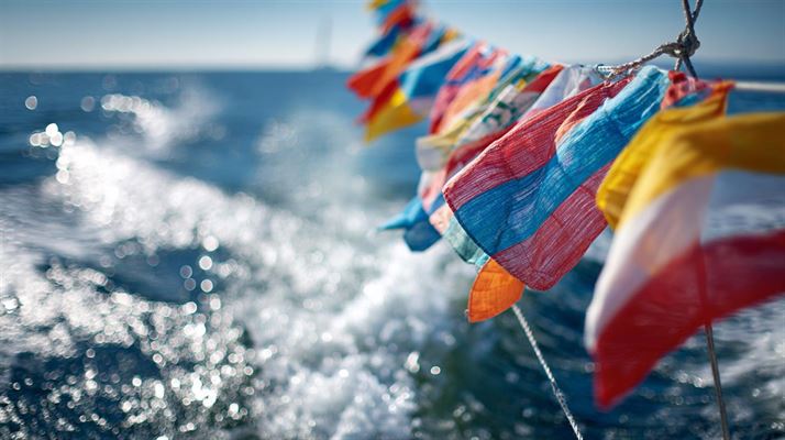 Fullända din tur med en båtflagga från Langkilde & Søn