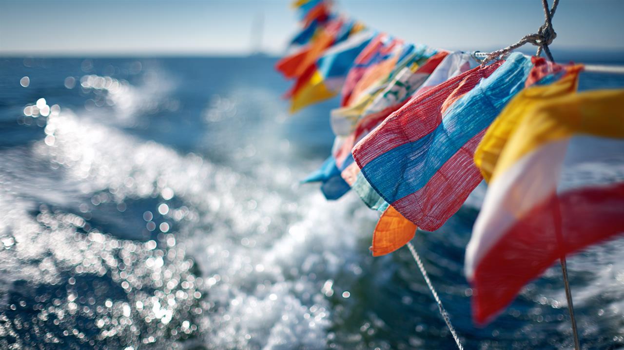 Fullända din tur med en båtflagga från Langkilde & Søn